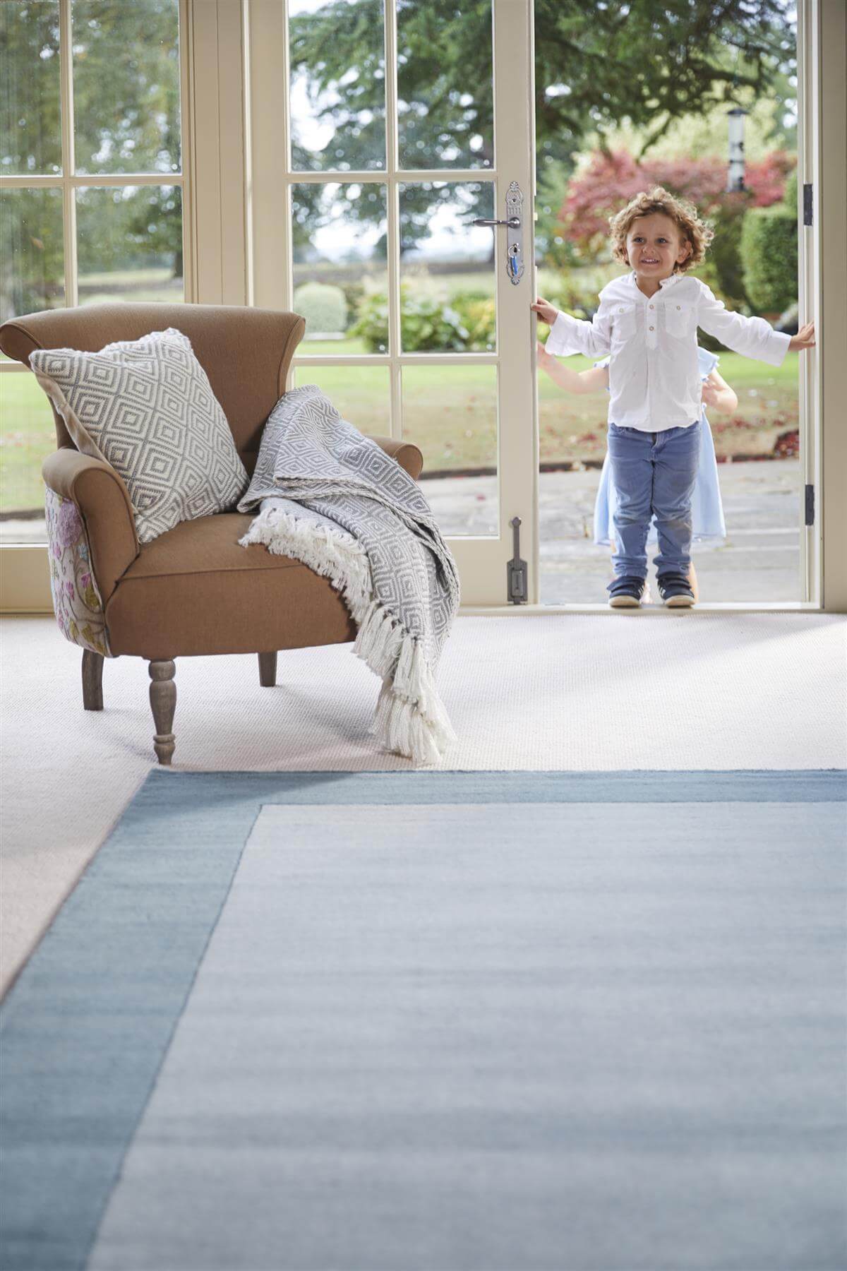 Bordered Duck Egg Blue Wool Rug — room photo 2
