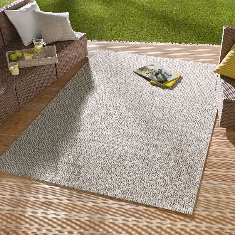 Indoor Outdoor Coin Rug – Geometric Design — room photo 3