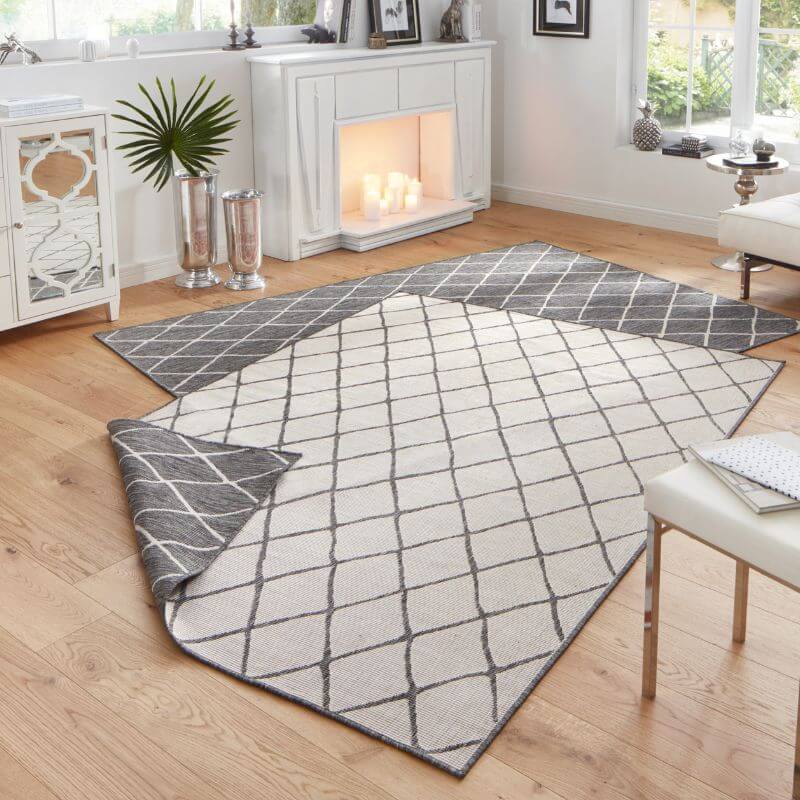 Reversible Indoor-Outdoor Geometric Flatweave Rug — room photo 4