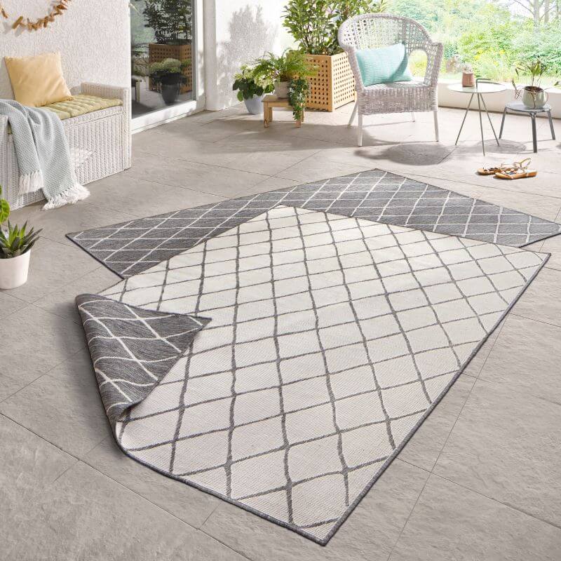 Reversible Indoor-Outdoor Geometric Flatweave Rug — room photo 5