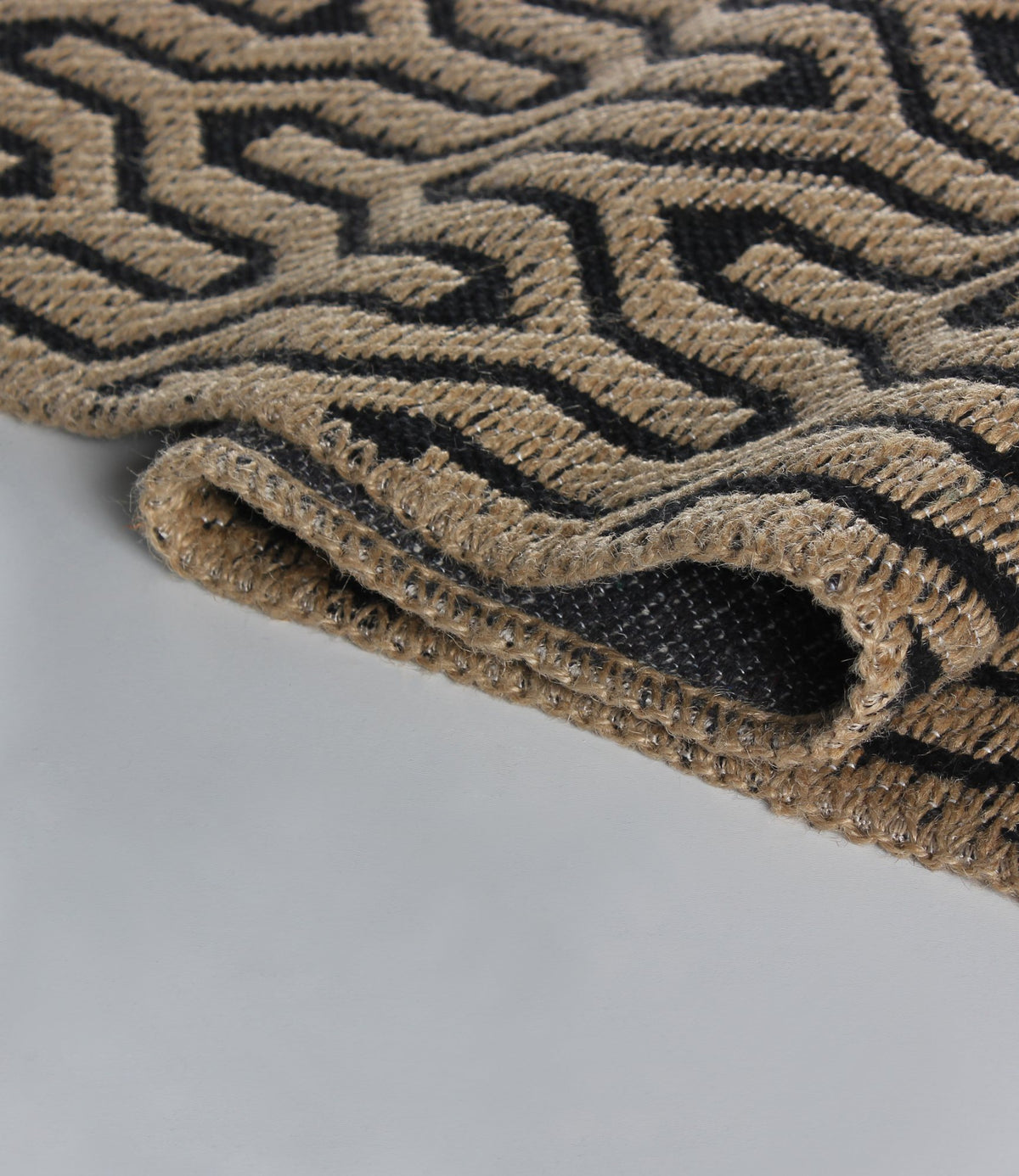 Black & Natural Jute Wave Jute Rug pile close-up